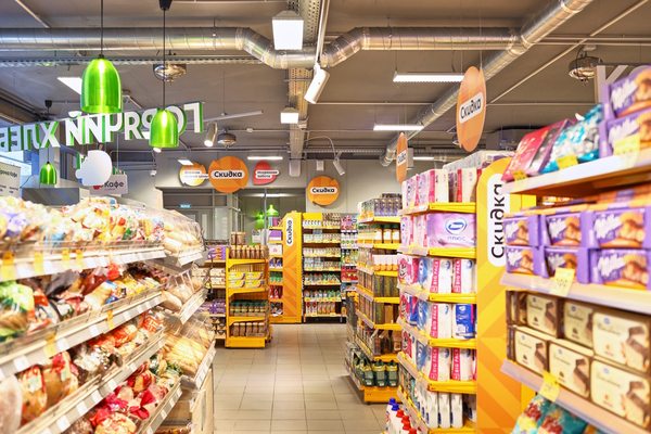Интерьер продуктового магазина с полками FMCG-товаров и навигацией по категориям