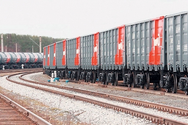 Грузовые вагоны РЖД на железнодорожных путях на фоне сокращения инвестиций и ограничений провозной способности