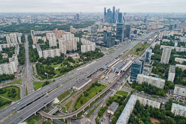 Городская инфраструктура Москвы с транспортными магистралями и деловыми кварталами как основа устойчивого развития мегаполиса