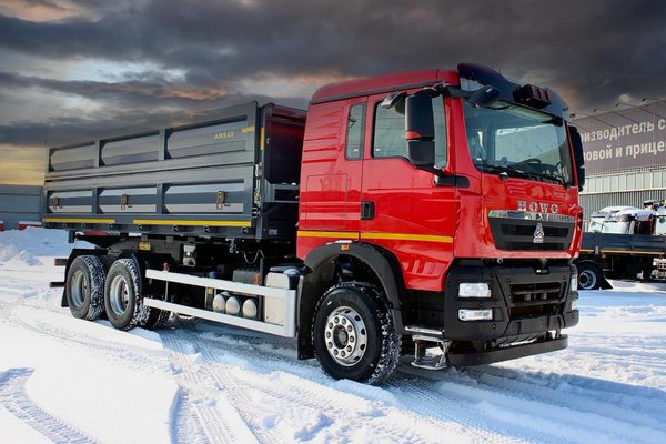 Грузовой автомобиль для дальних перевозок с увеличенной автономностью, используемый российскими автопарками