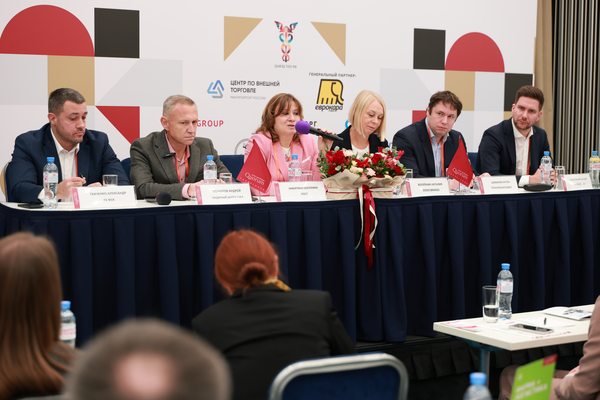 Панельная дискуссия на конференции «Производственные закупки 2026»: эксперты обсуждают цифровизацию и развитие закупочной функции.