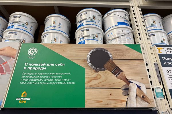 Информационный стенд в магазине «Лемана ПРО» о выборе экологичных товаров, рядом представлены банки с краской как пример ответственного ассортимента в рамках ESG-инициатив компании