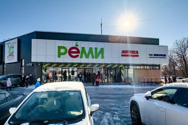 Фасад супермаркета «Реми» на Дальнем Востоке зимой — ключевой актив сделки с участием «Ленты» и пример региональной розничной инфраструктуры