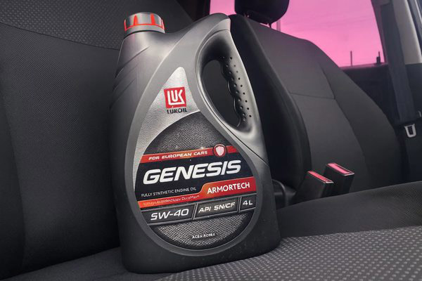 Моторное масло LUKOIL GENESIS ARMORTECH по стандарту API SQ в салоне автомобиля