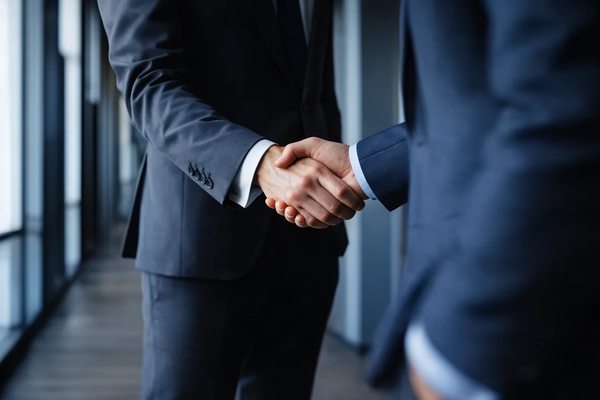 Подписание стратегического соглашения между деловыми партнёрами