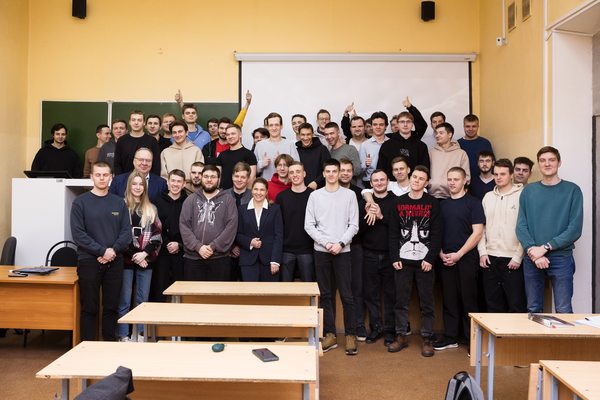 Групповое фото студентов МАДИ и представителей компании МБ РУС после лекции Натальи Королёвой о современных автотехнологиях и цифровой трансформации отрасли