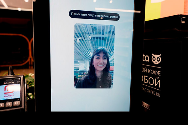Покупатель проходит биометрическое подтверждение возраста на кассе самообслуживания в магазине «Магнит»