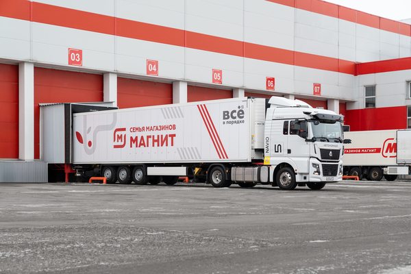 Грузовик «Магнит» на рампе распределительного центра во время погрузочно-разгрузочных операций