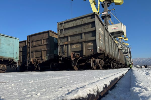 Гружёные железнодорожные вагоны на снегу в порту Находки во время перегрузочных операций