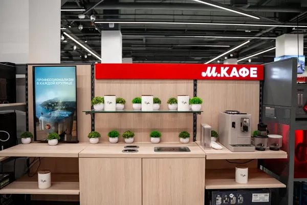 Витрина кофейной зоны «М.Кафе» в магазине с выставленными кофемашинами и аксессуарами