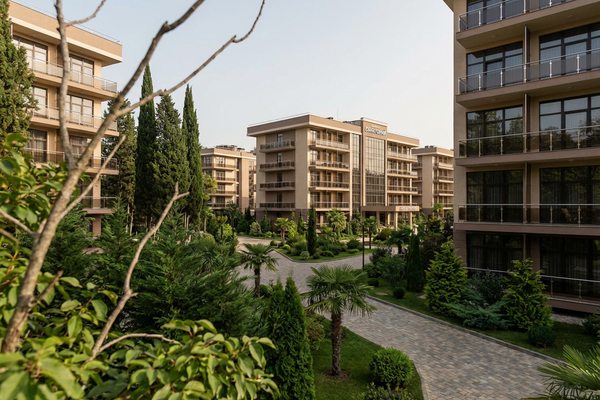 Современный санаторно-курортный комплекс с благоустроенной зелёной территорией и жилыми корпусами в южном регионе России