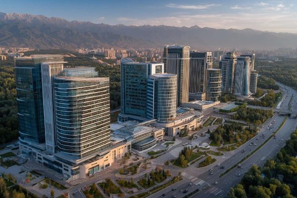 Деловой район Алматы с современными офисными зданиями: дефицит офисной недвижимости на фоне роста деловой активности в Казахстане