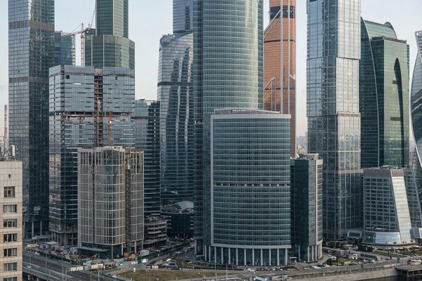 Современные офисные здания и строящиеся бизнес-центры в деловом районе Москвы