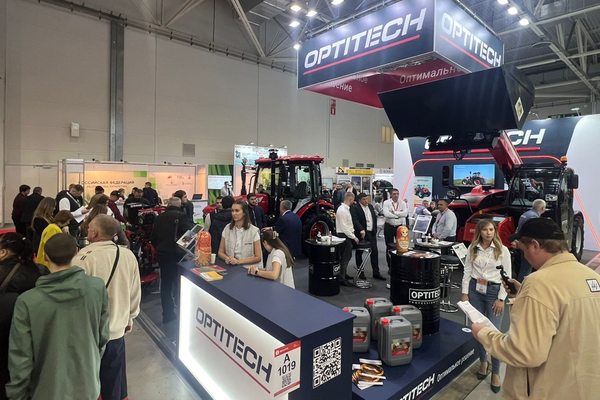 Стенд компании «ОПТИТЭК» на выставке ЮГАГРО-2025 с представленной сельхозтехникой и посетителями мероприятия