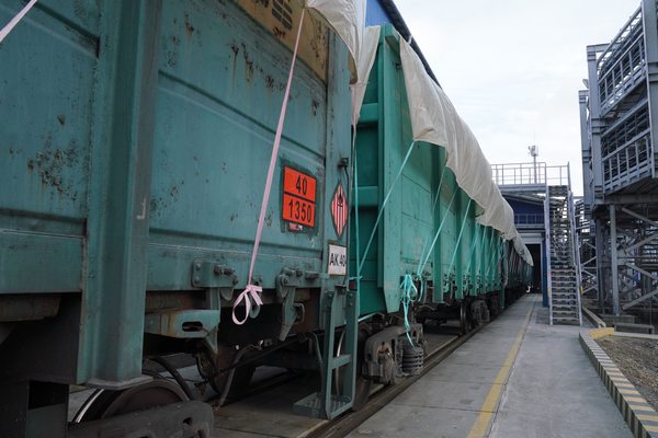 Вагоны с навалочным грузом на станции разгрузки порта Тамань, подготовленной к зимней эксплуатации.