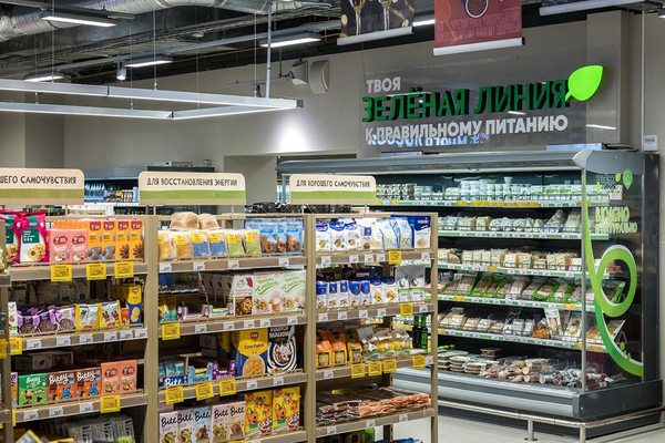 Корнер правильного питания «Зелёная линия» в супермаркете «Перекрёсток» с полками здоровых продуктов и охлаждённой витриной