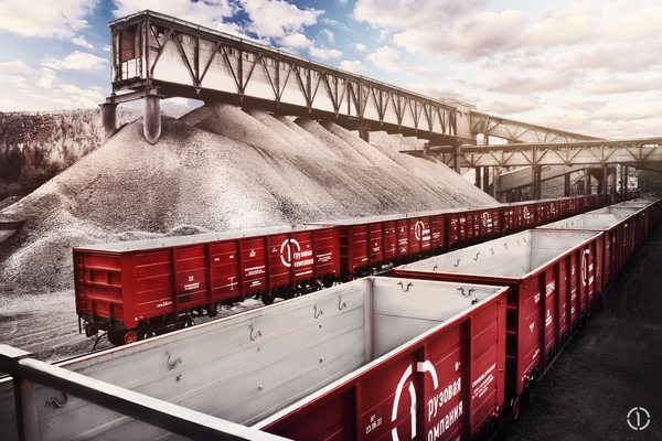 Грузовые вагоны Первой грузовой компании на промышленном терминале — иллюстрация развития железнодорожных перевозок