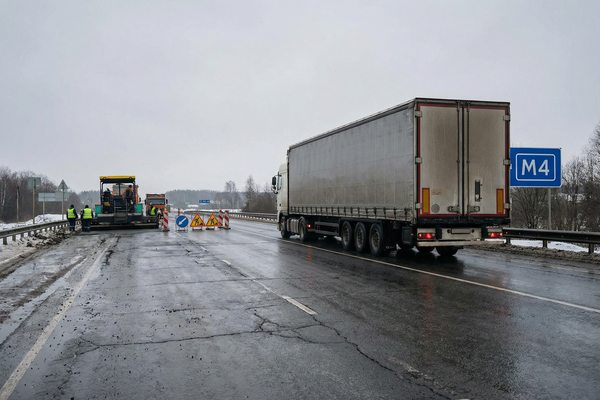 Дальнобойный грузовик на трассе М4 рядом с дорожными работами и участком ремонта — символ роста логистических издержек и влияния тарифа «Платон» на бизнес