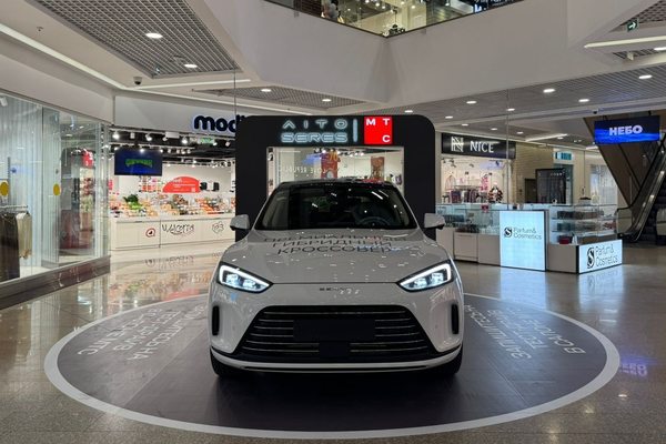 Автомобиль SERES, представленный в салоне МТС как часть пилотного проекта по продаже автомобилей через розничную сеть оператора