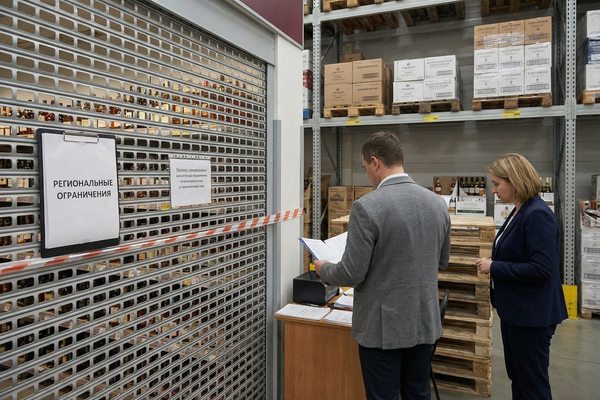 Менеджеры анализируют региональные ограничения продажи алкоголя на складе дистрибутора и их влияние на цепочку поставок