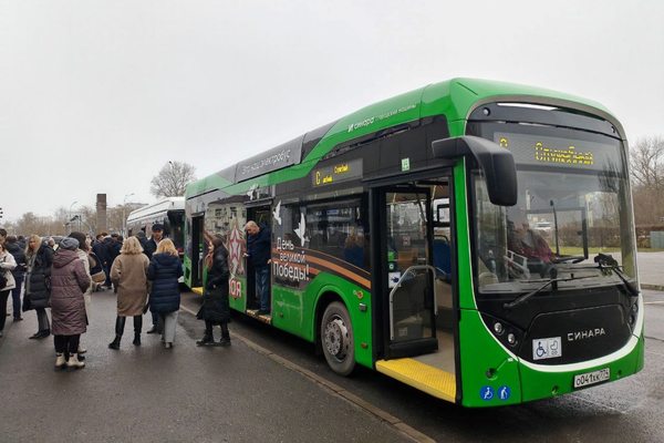 Электробус «Синара-6253» на остановке в Сарове с пассажирами, выходящими и заходящими в салон; тестовая эксплуатация электротранспорта.