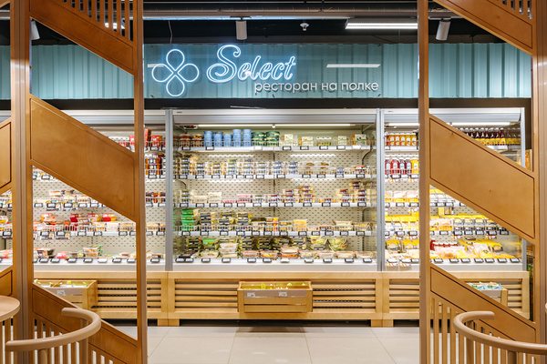 Витрина супермаркета Select с охлаждёнными продуктами и зона готовой еды; иллюстрация нового формата магазина и технологий работы холодовой цепи.