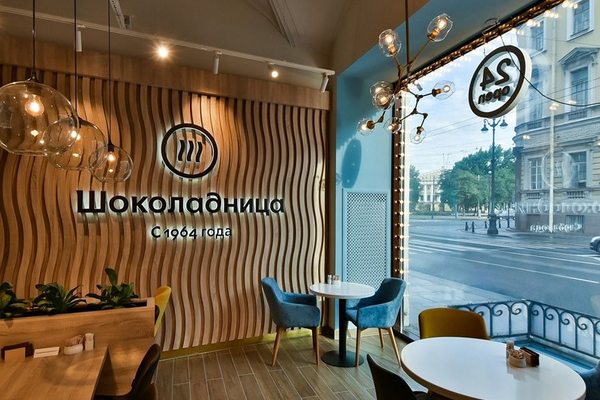 Интерьер кофейни «Шоколадница» в Москве на фоне оптимизации сети и изменений в экономике общепита