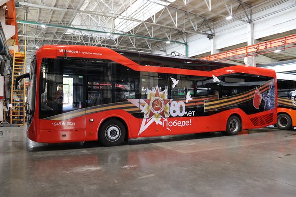 Троллейбус «Синара-6254» с праздничной ливреей на заводской площадке перед началом тестовой эксплуатации в Ставрополе.