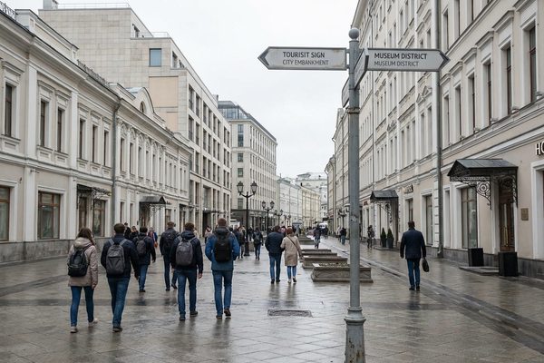 Пешеходная улица в российском городе с туристическими указателями и людьми, иллюстрирующая развитие городской туристической инфраструктуры