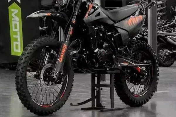 Внедорожный мотоцикл TIMER в демонстрационном зале перед запуском продаж на маркетплейсе М.Видео.