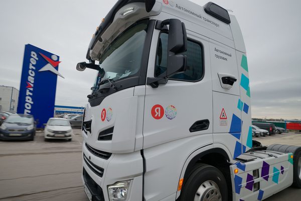 Автономный грузовик Яндекса на территории распределительного центра «Спортмастера» в рамках тестирования внутренней логистики