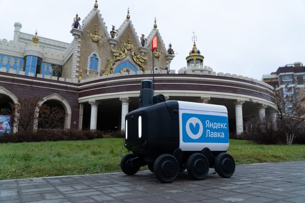 Робот-доставщик Яндекс Лавки у здания в центре Казани, запуск роботизированной доставки