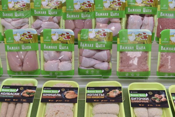 Упакованная продукция из мяса птицы и полуфабрикаты на полке магазина как результат переработки птицефабрики