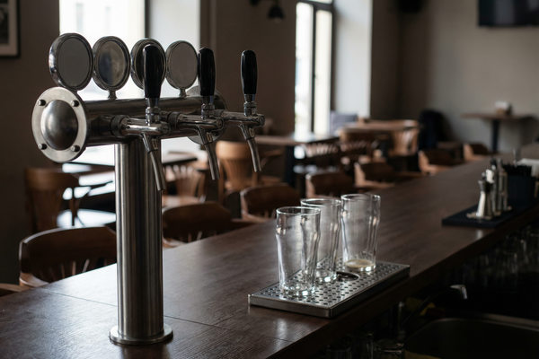 Пустой бар с пивными кранами как метафора снижения спроса на пиво и риска перепроизводства в логистических цепочках