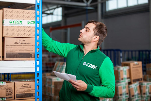 Сотрудник СДЭК на складе — развитие HR-бренда и условий работы в логистической компании