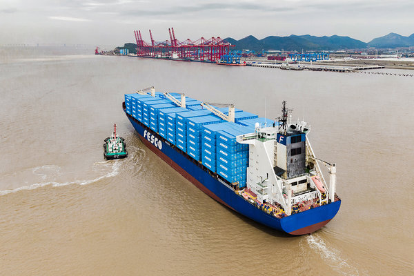 Контейнеровоз FESCO с грузовыми контейнерами следует в порт Циньчжоу — расширение морского сервиса FCDL-1 между Россией и Китаем
