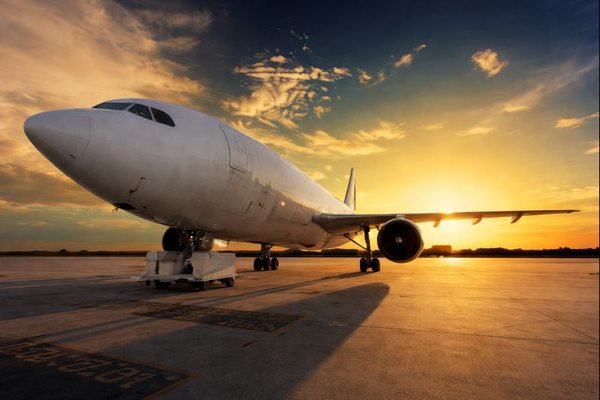 Грузовой самолет на взлетно-посадочной полосе как символ авиаперевозок и страховой защиты грузов в авиалогистике компании «Деловые Линии»