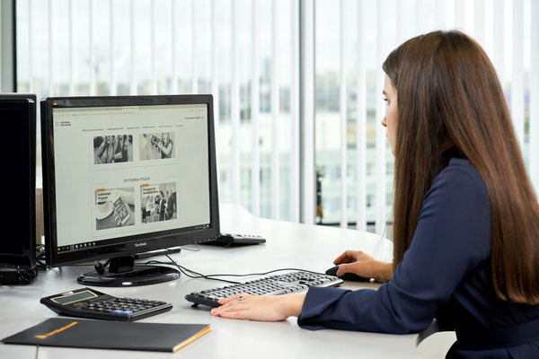 Молодой специалист за рабочим местом в офисе логистической компании «Деловые Линии», иллюстрирующий цифровые рабочие процессы и карьерные возможности в логистике