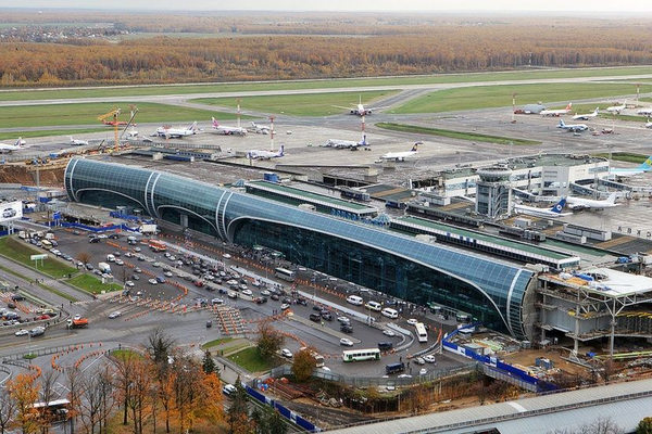Аэропорт «Домодедово» с высоты — ключевой узел Московского авиаузла и объект продажи с дискуссионной рыночной оценкой