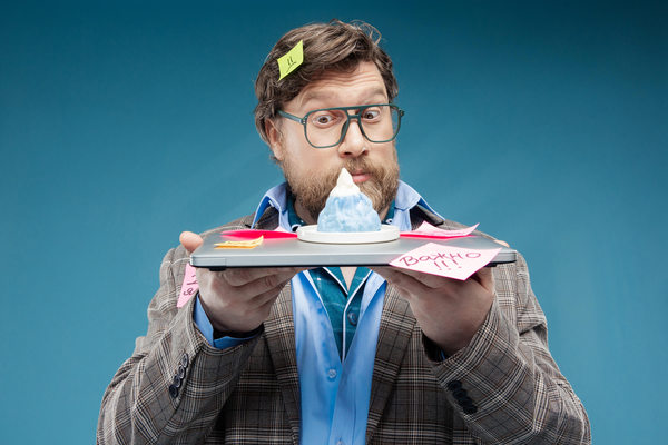 Десерт в форме «горы» как визуальная метафора дофаминового подъёма — иллюстрация эмоционального маркетинга в продуктовом ритейле