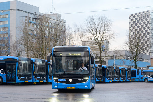 Электробусы нового поколения Мосгортранса на городской площадке — обновление электротранспорта в Москве