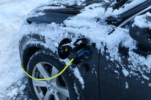 Электромобиль на зарядке зимой: эксплуатация электрокаров в российских условиях как фактор снижения продаж в 2025 году