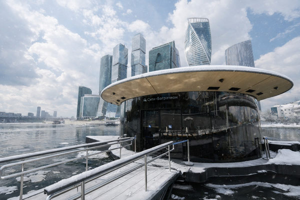 Причал речного электротранспорта в Москве зимой — электросуда работают в условиях снегопада