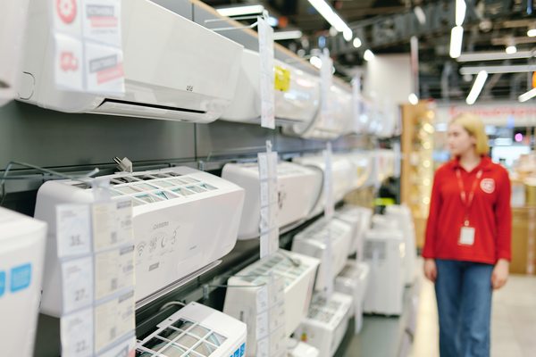 Отдел климатической техники в магазине электроники с обогревателями и кондиционерами на фоне роста спроса в период крещенских морозов