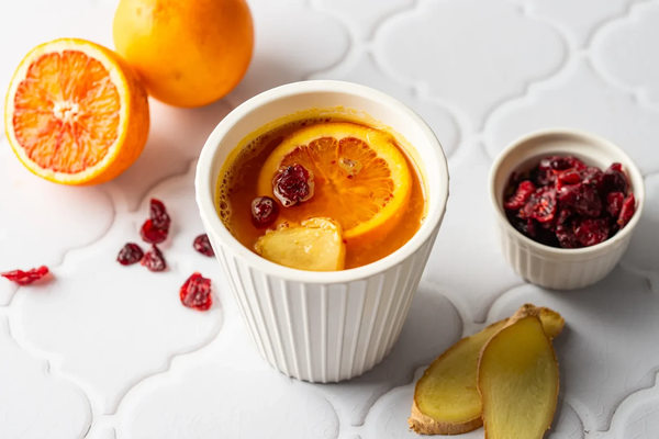 Горячий согревающий напиток с апельсином, имбирем и ягодами — пример зимнего потребительского спроса