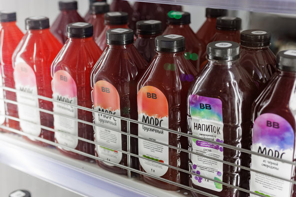 Готовые напитки и функциональные продукты на полке магазина — спрос молодой аудитории на гибкое питание