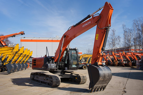 Гусеничный экскаватор Hitachi на площадке официального дистрибьютора «Хит Машинери» в России