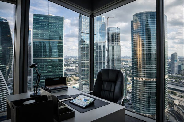 Вид из офиса на деловой район Москвы — иллюстрация инвестиционного рынка коммерческой недвижимости и баланса спроса в России