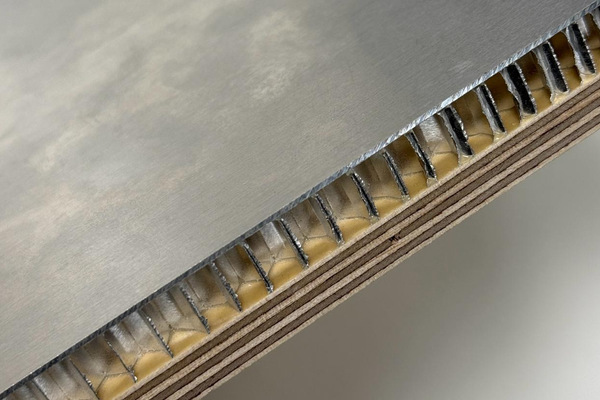 Композитный пол для транспорта с сотовым алюминиевым наполнителем и фанерно-алюминиевой конструкцией, обеспечивающий снижение массы кузова