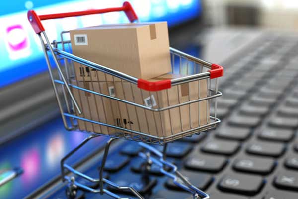 Онлайн-покупка на маркетплейсе: корзина с заказами на фоне ноутбука как символ концентрации e-commerce и изменений логистики в России
